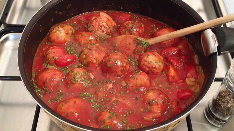 Croquettes de viande hachée à la sauce tomate