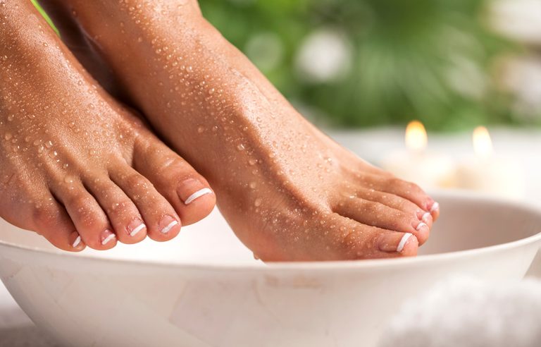 Bain de pieds au vinaigre blanc : Remède de grand-mère