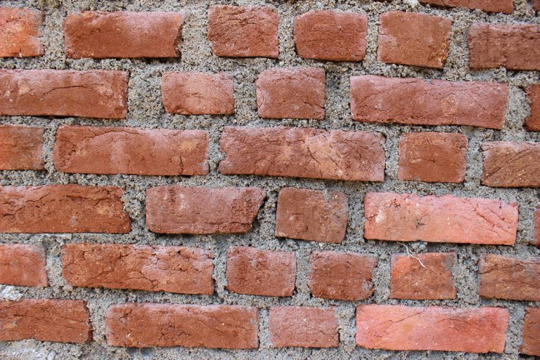 Astuces pour nettoyer des briques sans les abîmer ni les effriter