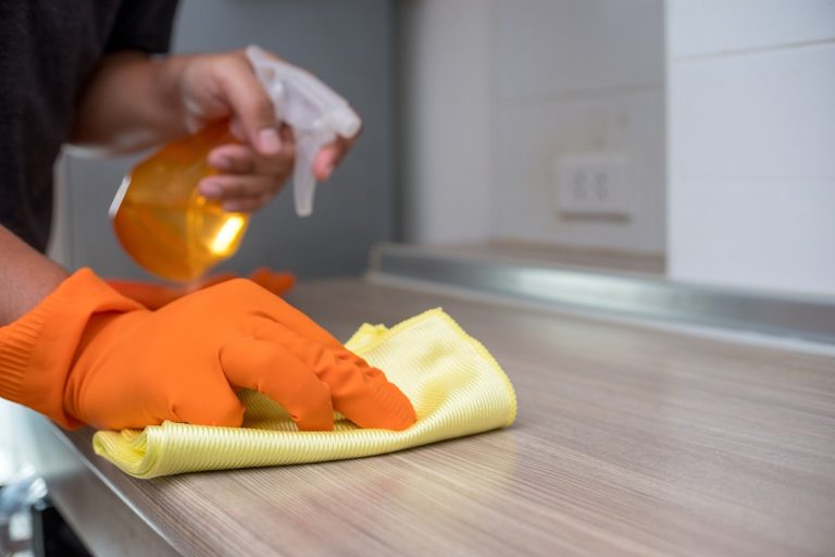 Nettoyer un meuble vernis – Astuces de grand-mère