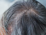 4 astuces pour faire disparaître les cheveux blancs faire disparaître les cheveux blancs