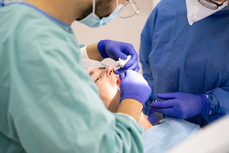 Peur du dentiste : quelles sont les solutions envisageables pour la combattre ?