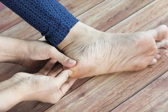 enlever les peaux mortes et la corne des pieds