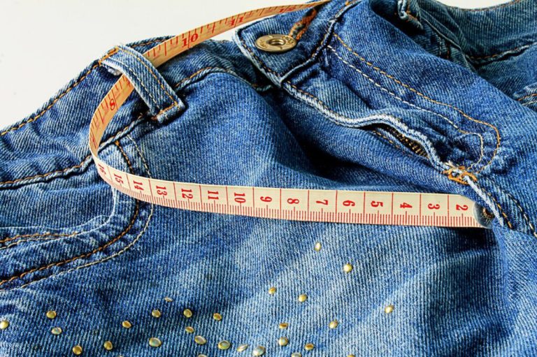 Fixer la couleur d’un jean – Astuces de grand-mère