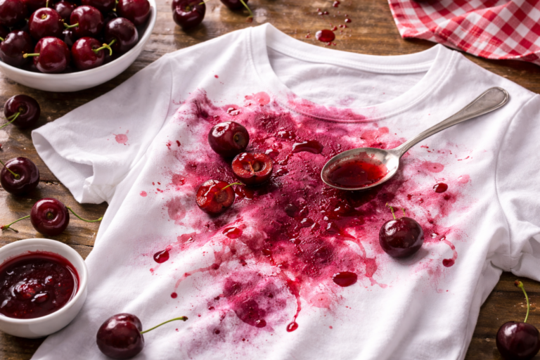Comment enlever une tache de cerise sur un vêtement : Astuces naturelles et efficacité garantie !