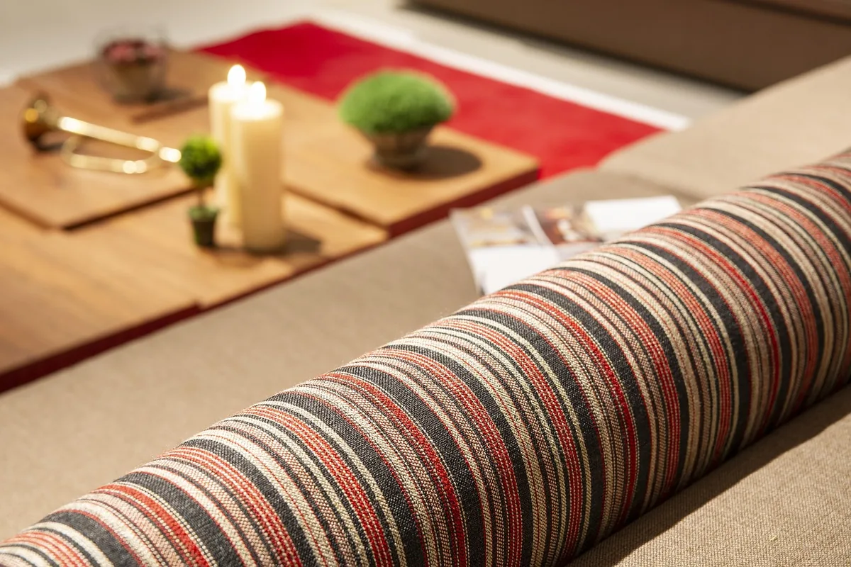 Fauteuil en tissu et coussin à entretenir avec précaution