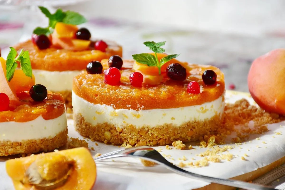 Dessert aux fruits cuit et doré dans un moule rond