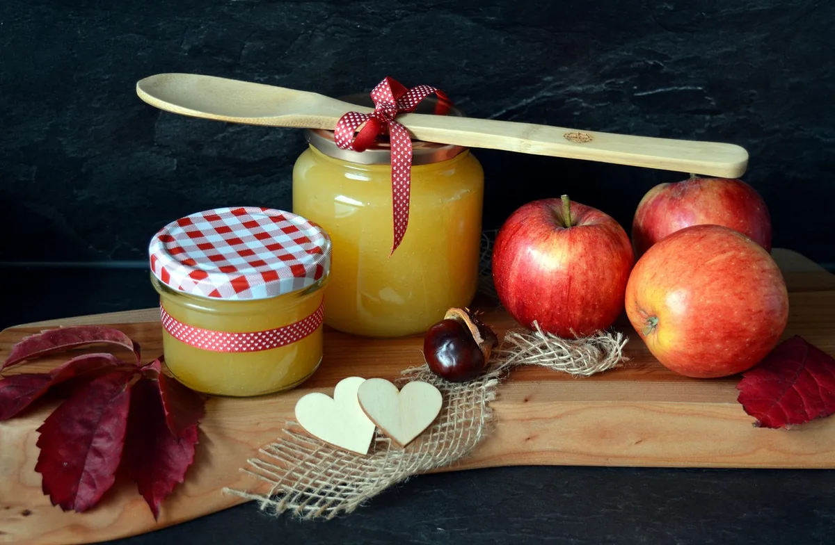 Compote de pommes maison servie dans un bol