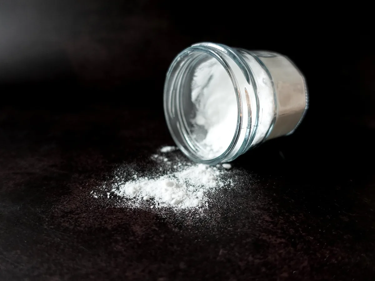 Bicarbonate de soude utilisé avec mesure pour le nettoyage