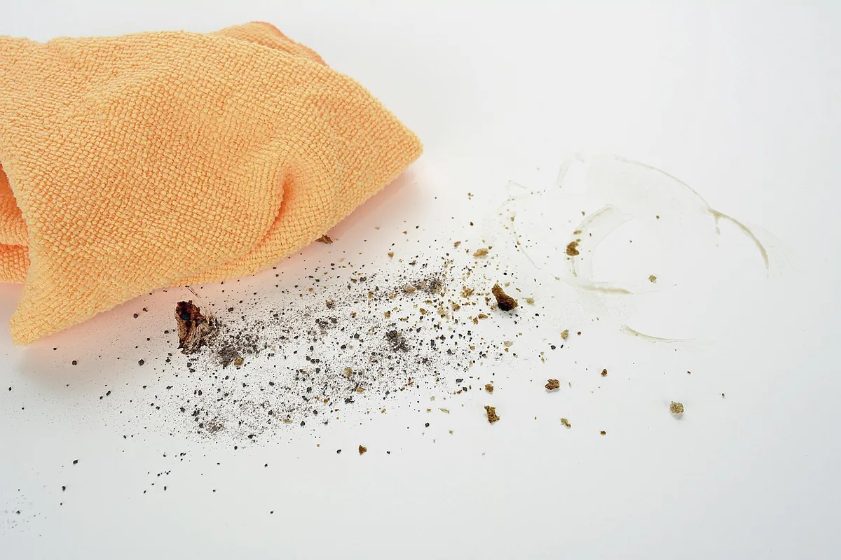 Chiffon propre plié pour tamponner une tache textile