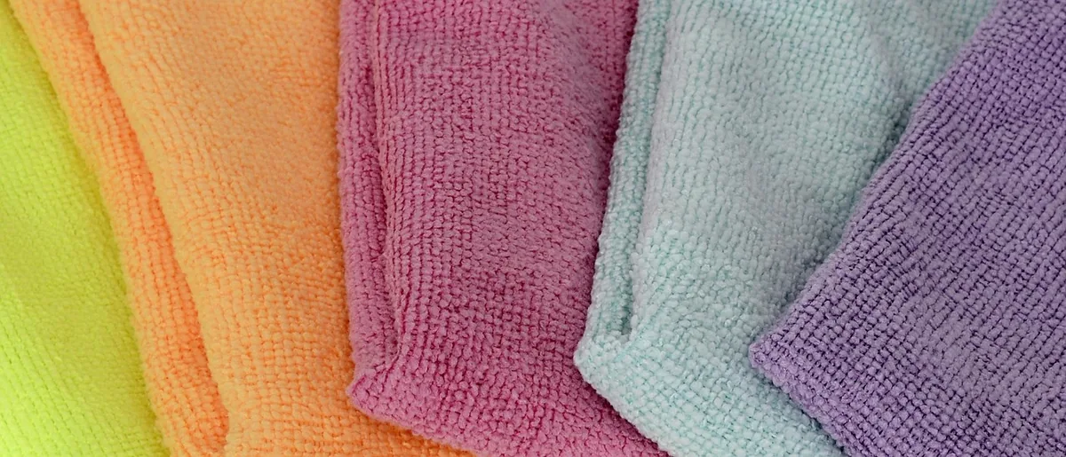 Chiffons microfibres propres utilisés pour le détachage