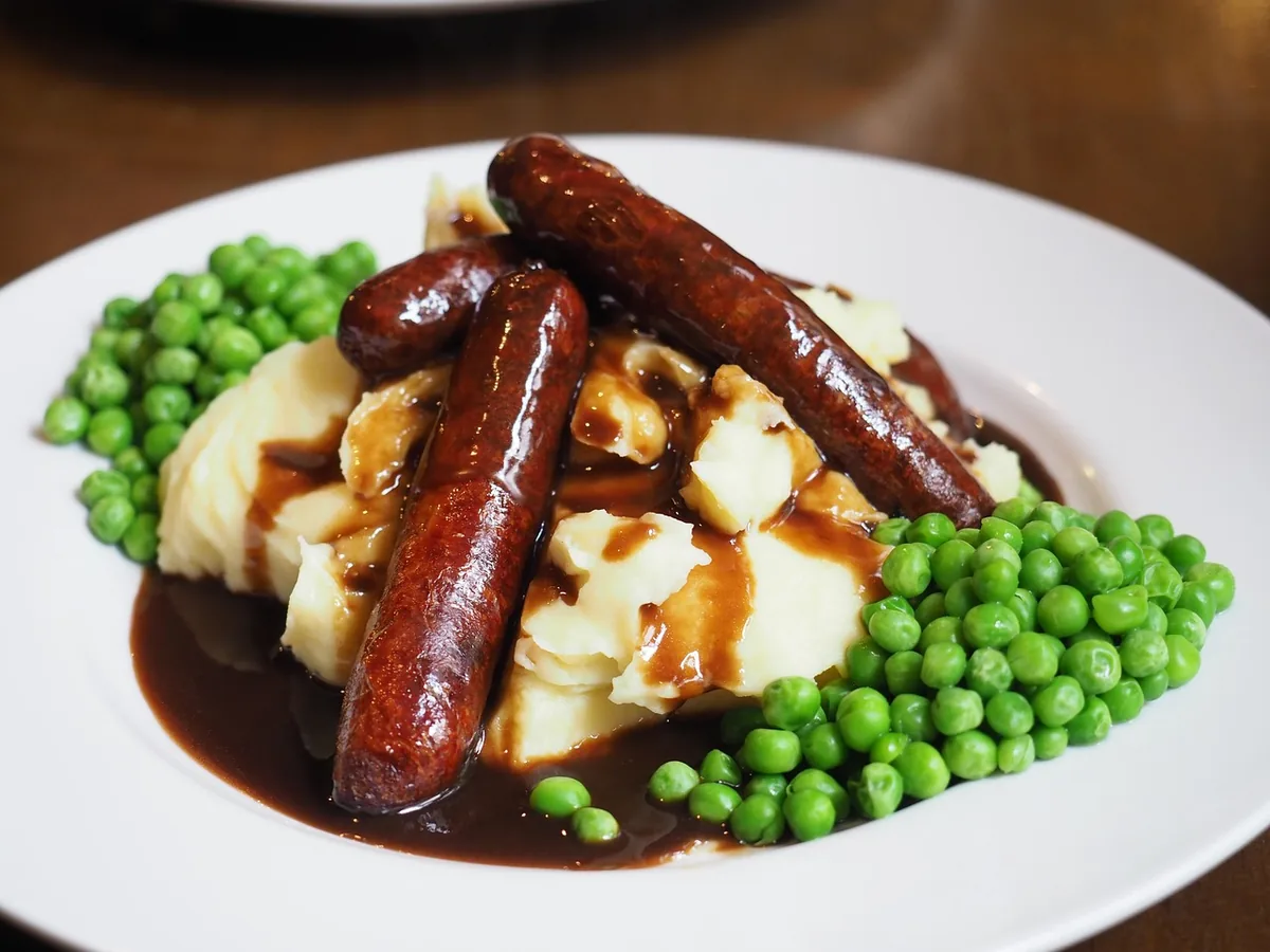 Purée de pommes de terre servie avec une préparation de viande