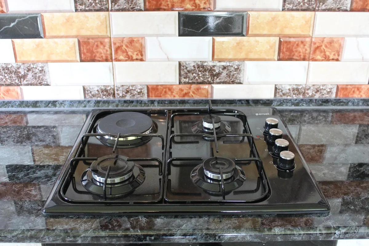 Table de cuisson noire intégrée dans un plan de travail