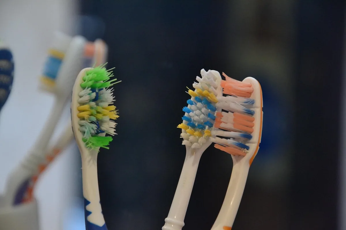 Petite brosse souple pour nettoyer des joints de carrelage