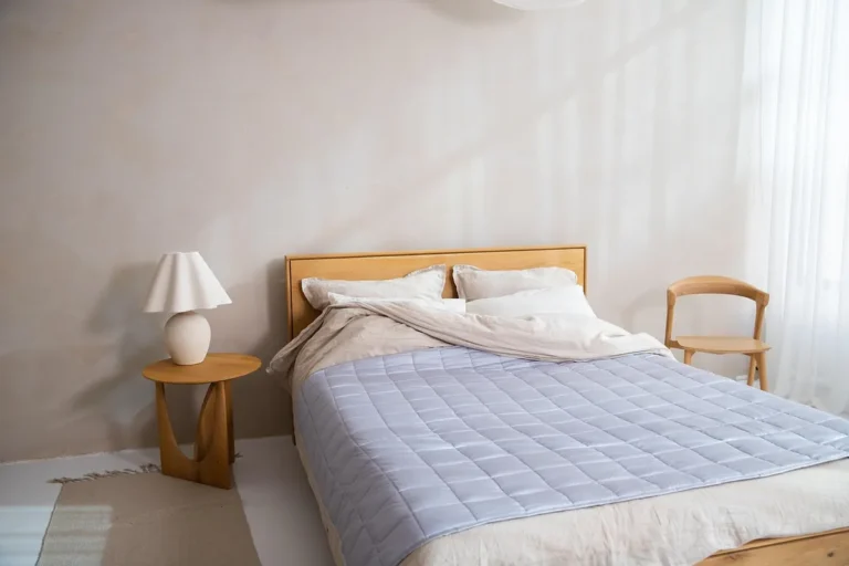 Matelas clair dans une chambre aérée