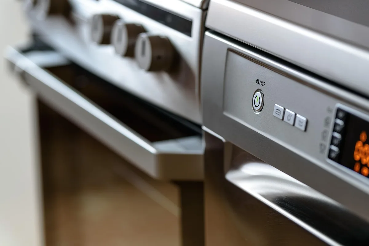 Cuisine équipée avec appareils ménagers à entretenir