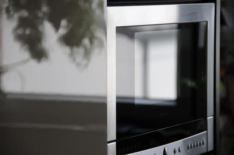 Micro-ondes en inox dans une cuisine