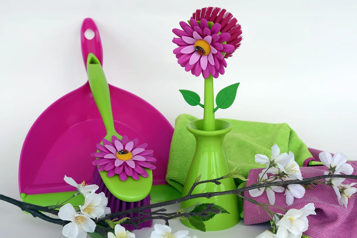 Brosse et petite pelle utilisées pour le nettoyage