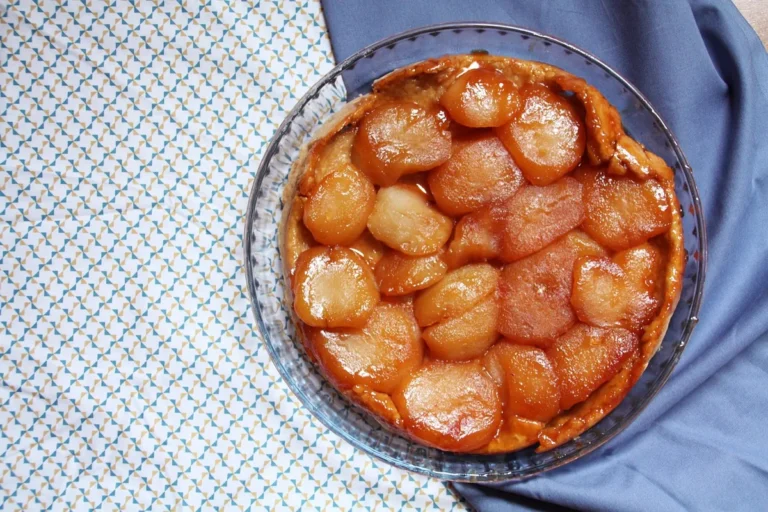 Tarte aux poires dorée servie en dessert