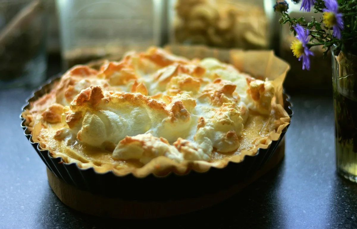 Gâteau aux pommes en fines couches prêt à être dégusté