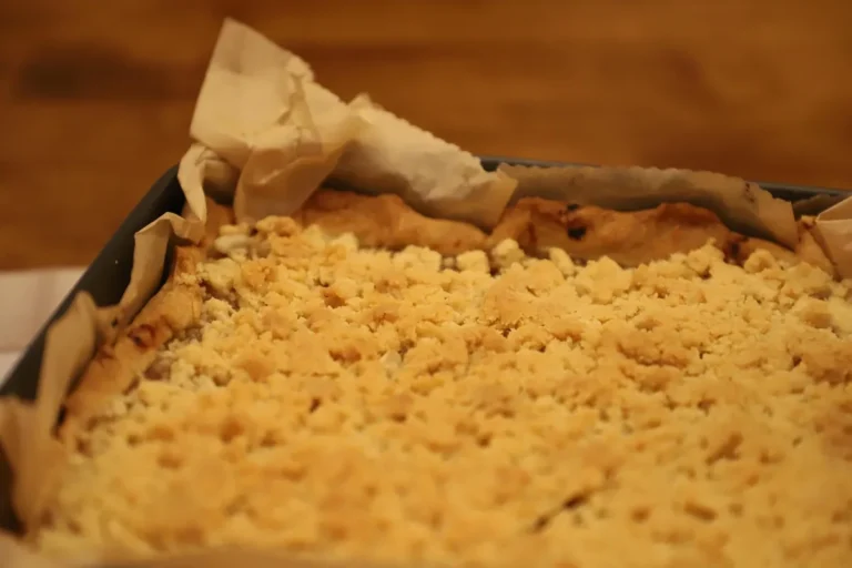 Gâteau aux pommes familial servi après cuisson