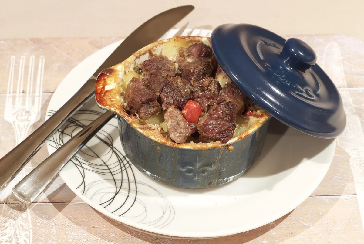 Mijoté de bœuf servi dans une cocotte en céramique
