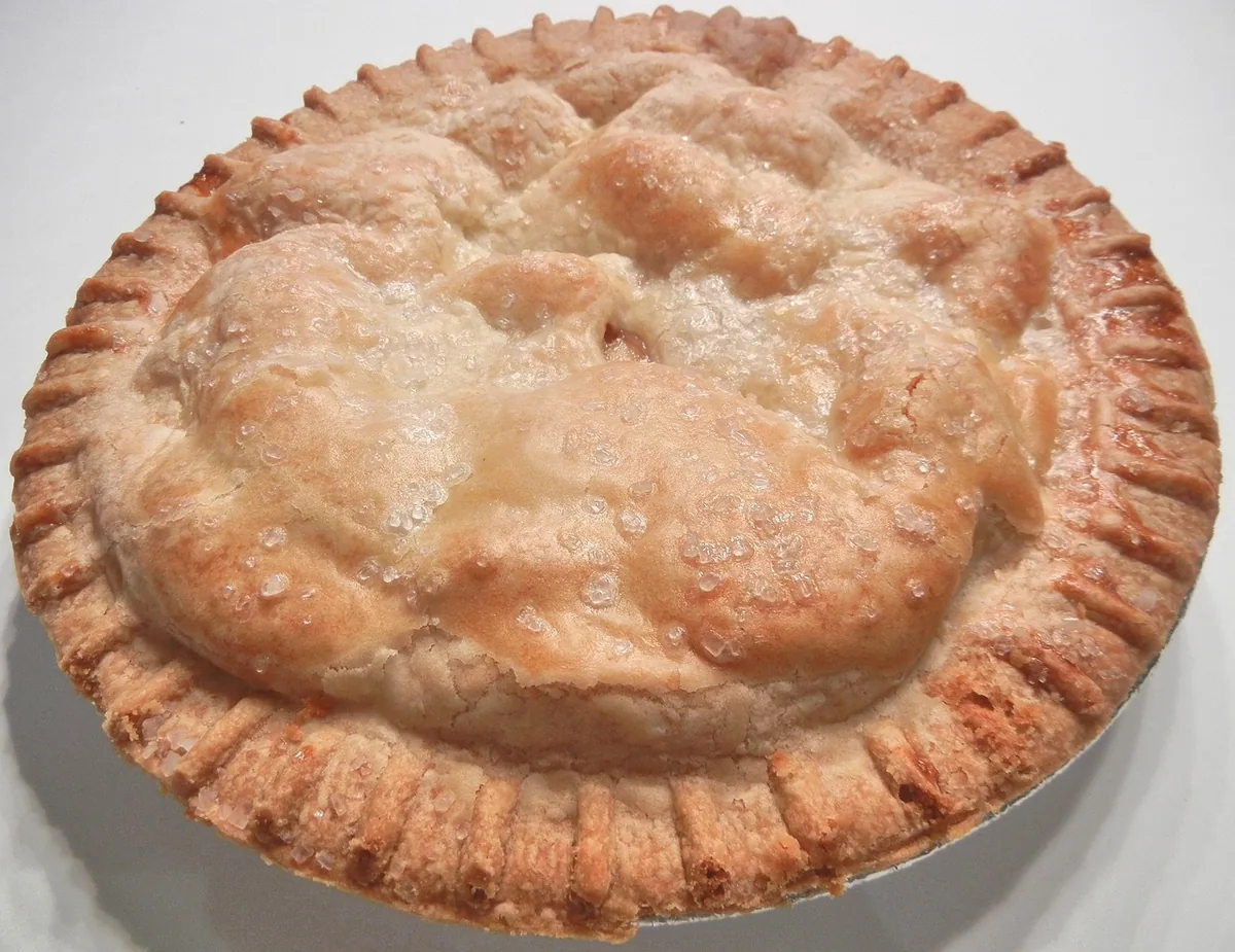 Tarte aux pommes entière à la croûte dorée