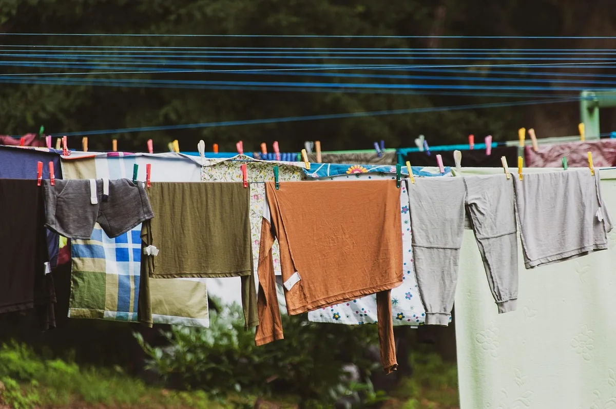 Linge propre suspendu sur une corde après lavage