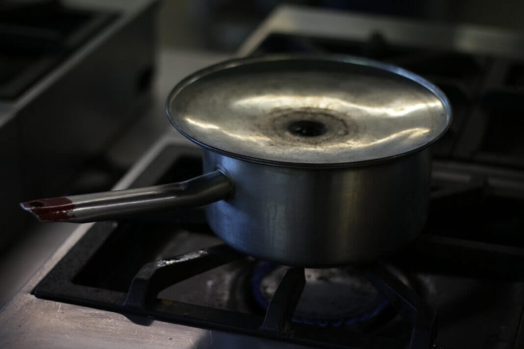 nettoyer une casserole brûlée