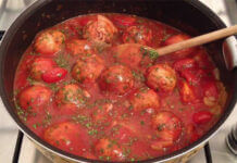 Croquettes de viande hachée à la sauce tomate