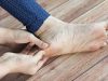 Enlever les peaux mortes et la corne des pieds – Astuces de grand-mère enlever les peaux mortes et la corne des pieds