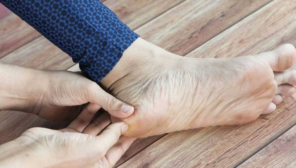 enlever les peaux mortes et la corne des pieds